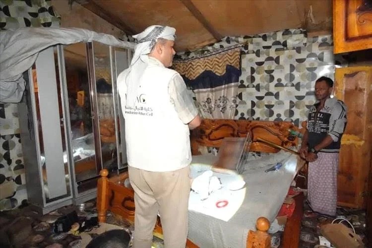“مد بحري مفاجئ يغمر المنازل ويثير الذعر في مدينة يمنية ساحلية.” “مد بحري مفاجئ يغمر المنازل ويثير الذعر في مدينة يمنية ساحلية.”