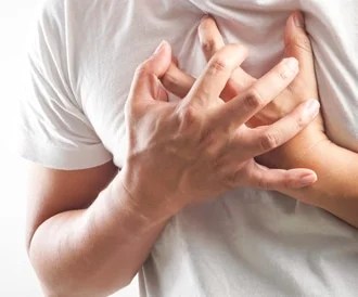 خطر على القلب.. الأطباء يحذرون من عادة شائعة في تنظيف الأسنان