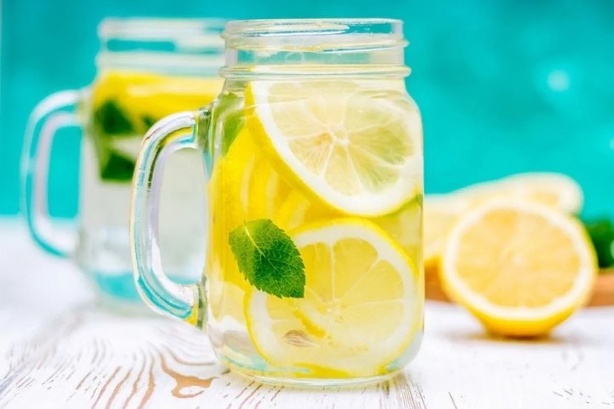 احذروا مشروب الصباح الشهير: 6 أضرار مفاجئة لشرب الماء بالليمون على الريق!