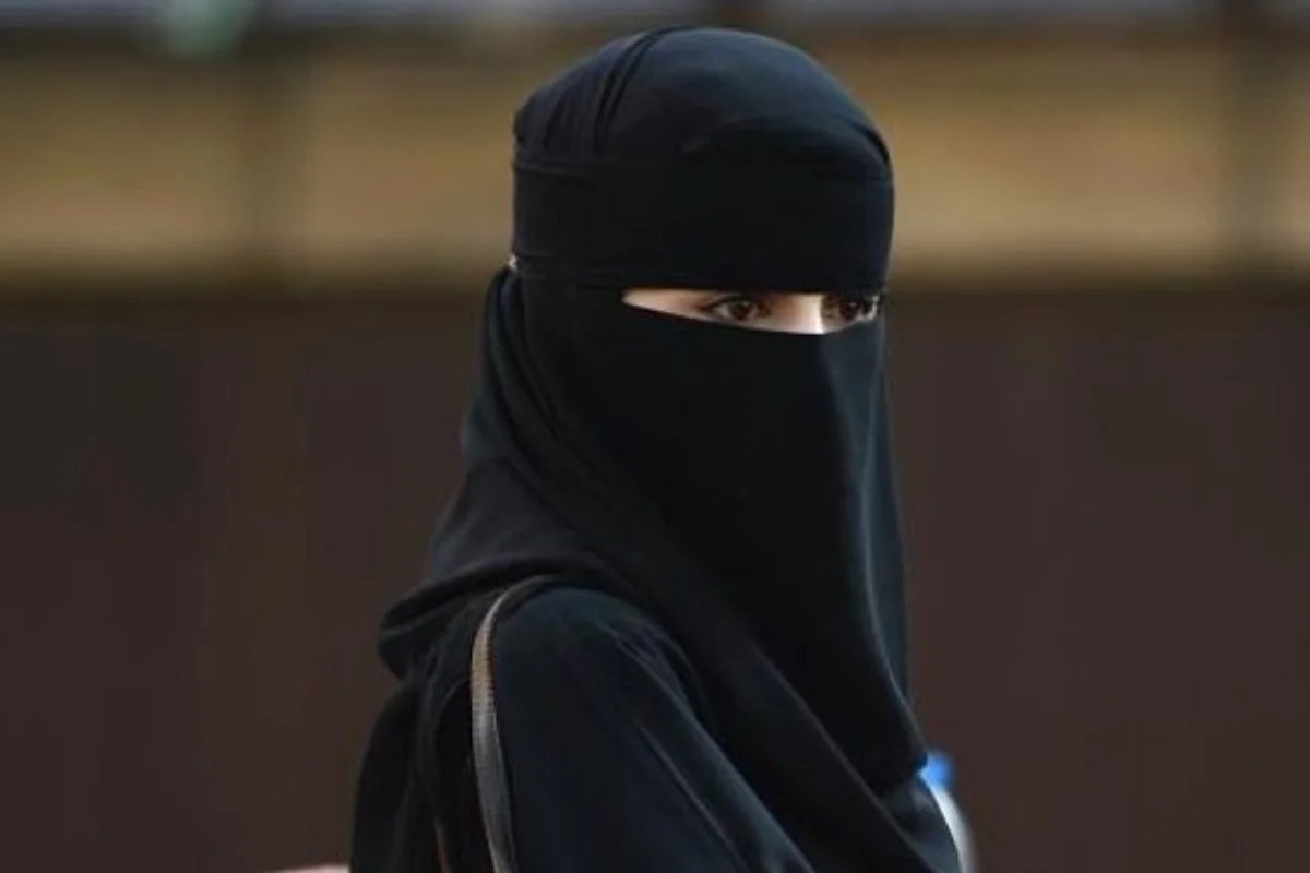 تصرف جريء لسيدة سعودية في شوارع المملكة يشعل وسائل التواصل الاجتماعي
