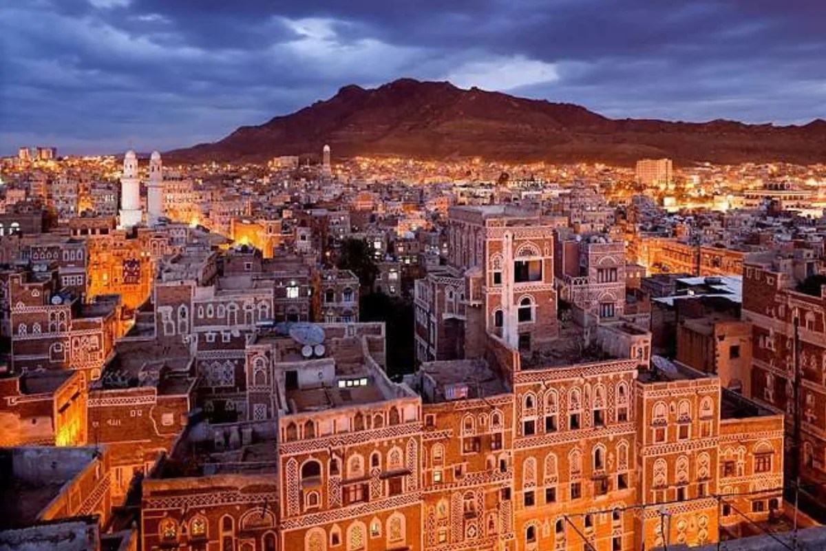 انهيار مالي يهدد صنعاء.. فضائح فساد وعقوبات خانقة تضع أكبر البنوك على المحك