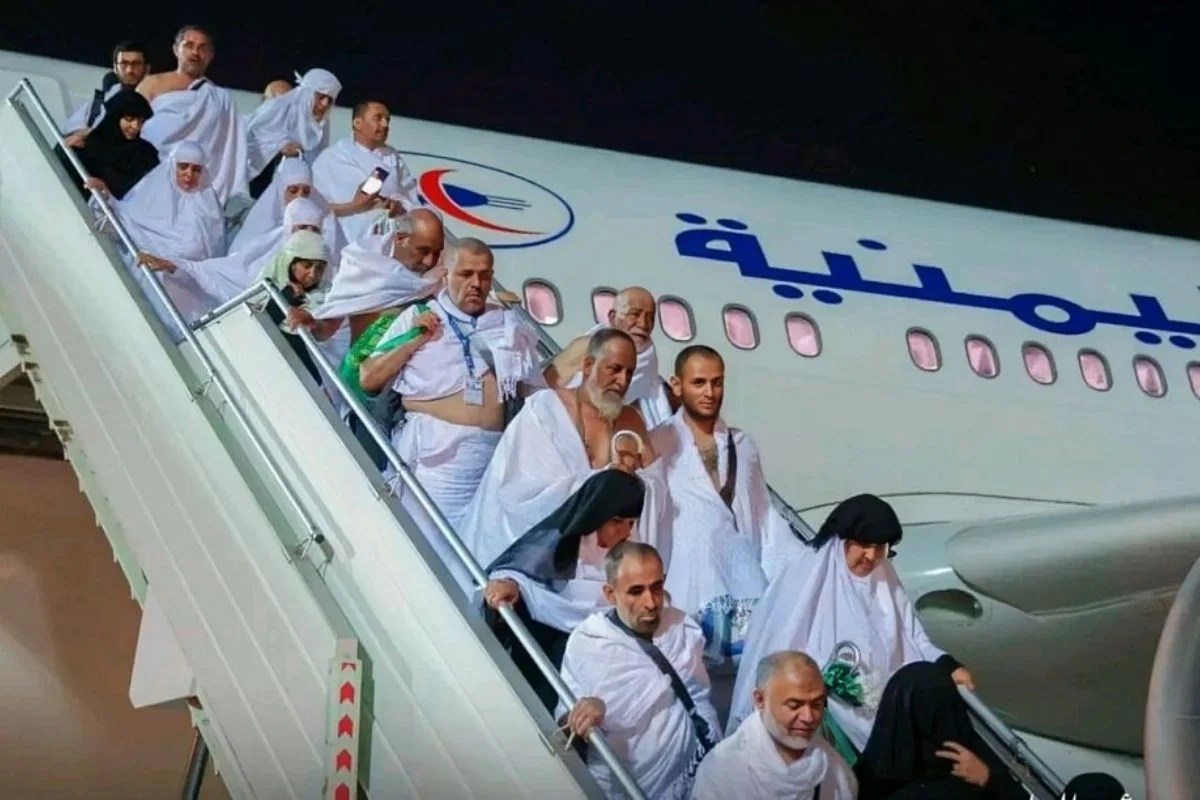 انطلاق أول رحلة جوية للحجاج اليمنيين من صنعاء نحو الأراضي المقدسة انطلاق أول رحلة جوية للحجاج اليمنيين من صنعاء نحو الأراضي المقدسة