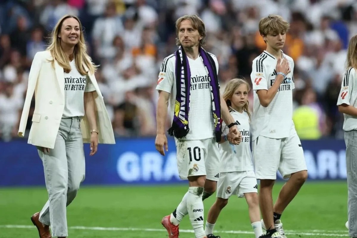 لحظات مؤثرة.. مودريتش يودع ريال مدريد بالدموع وسط ممر شرفي لحظات مؤثرة.. مودريتش يودع ريال مدريد بالدموع وسط ممر شرفي