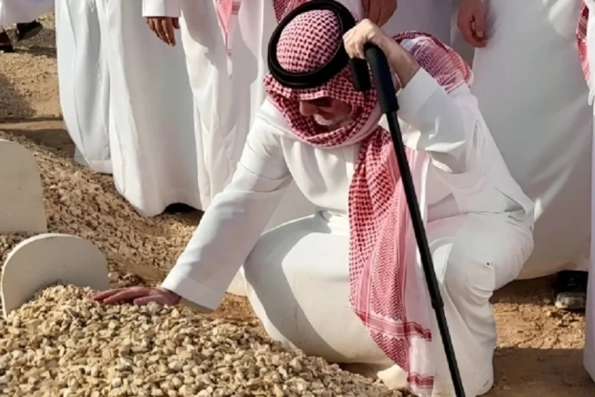 &ldquo;افتقدتك يا قطعة من القلب&rdquo; &ndash; زيارة مؤثرة للأمير خالد لقبر الأمير النائم