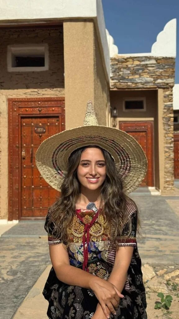 من قلب حضرموت.. يوتيوبر سورية شهيرة تتألق بزي محلي مميز