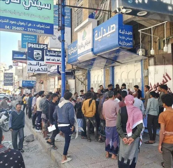 تعز: جيران يقتحمون صيدلية لإنقاذ صاحبها وسط حالة هلع والمفاجاه التي لم يتوقعها احد