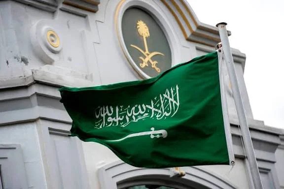 الجوازات السعودية توضح حقيقة رسوم تجديد الإقامة وتطمئن المقيمين