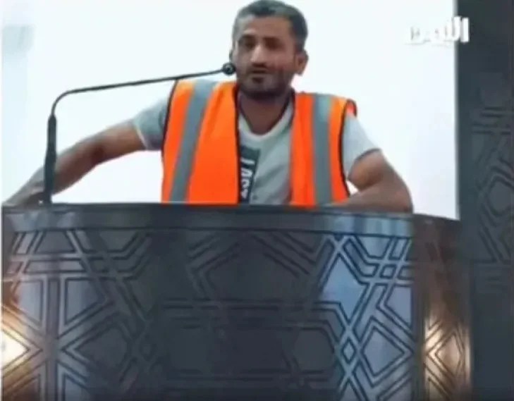 يمني يعتلي المنبر ويخطف الأنظار بخطبة بليغة عقب تأخر الخطيب في السعودية يمني يعتلي المنبر ويخطف الأنظار بخطبة بليغة عقب تأخر الخطيب في السعودية