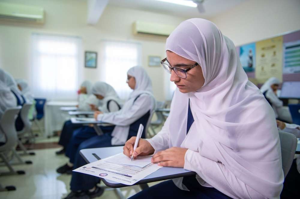 876117 طالبًا وطالبةً يباشرون اليوم عامهم الدراسي الجديد بمختلف المدارس الحكومية
