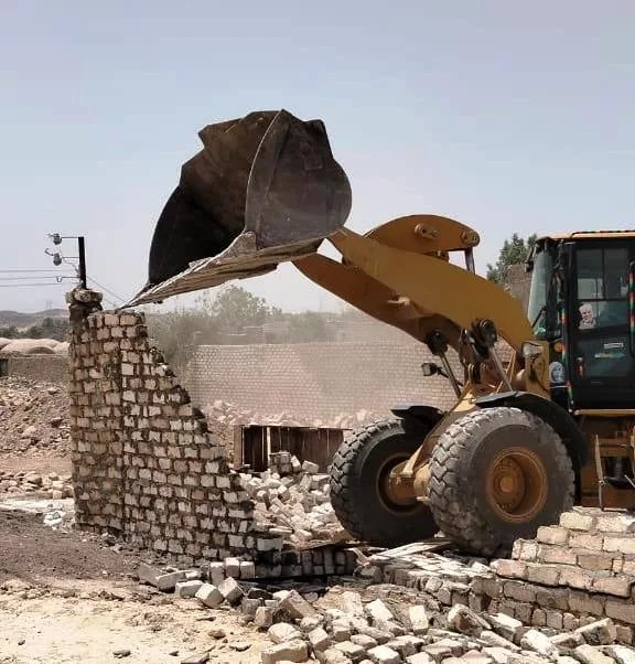 محافظ أسوان يوجه لتكثيف الجهود لإزالة التعديات على أراضى الدولة ضمن المرحلة الأولى للموجه الـ 26
