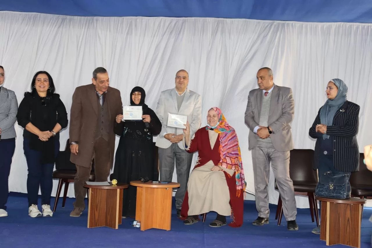 برنامج ” لا أمية مع تكافل” يسلم 100 شهادة محو أمية بالمناطق المطورة برنامج ” لا أمية مع تكافل” يسلم 100 شهادة محو أمية بالمناطق المطورة