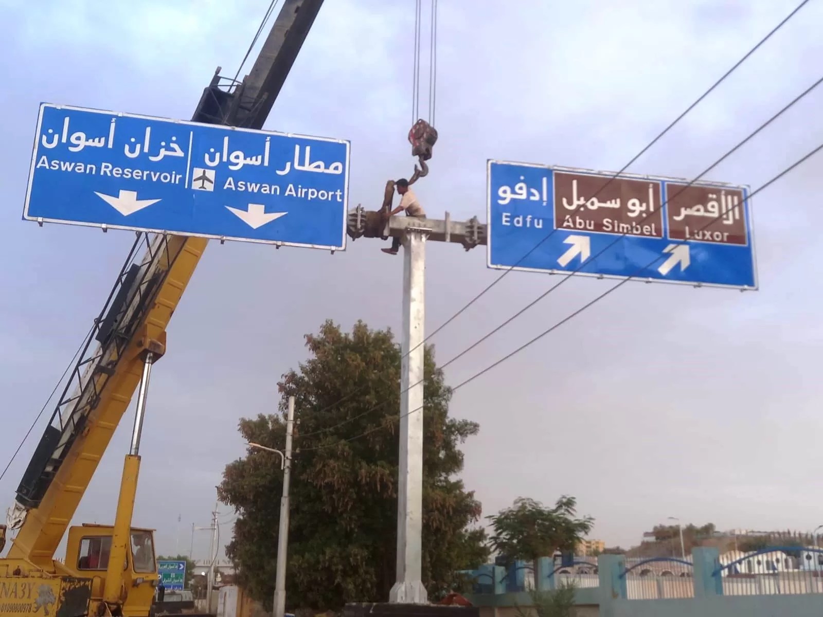 تركيب علامات إرشادية حديثة بمداخل غرب سهيل باسوان لتعزيز عوامل الأمان والسيولة المرورية