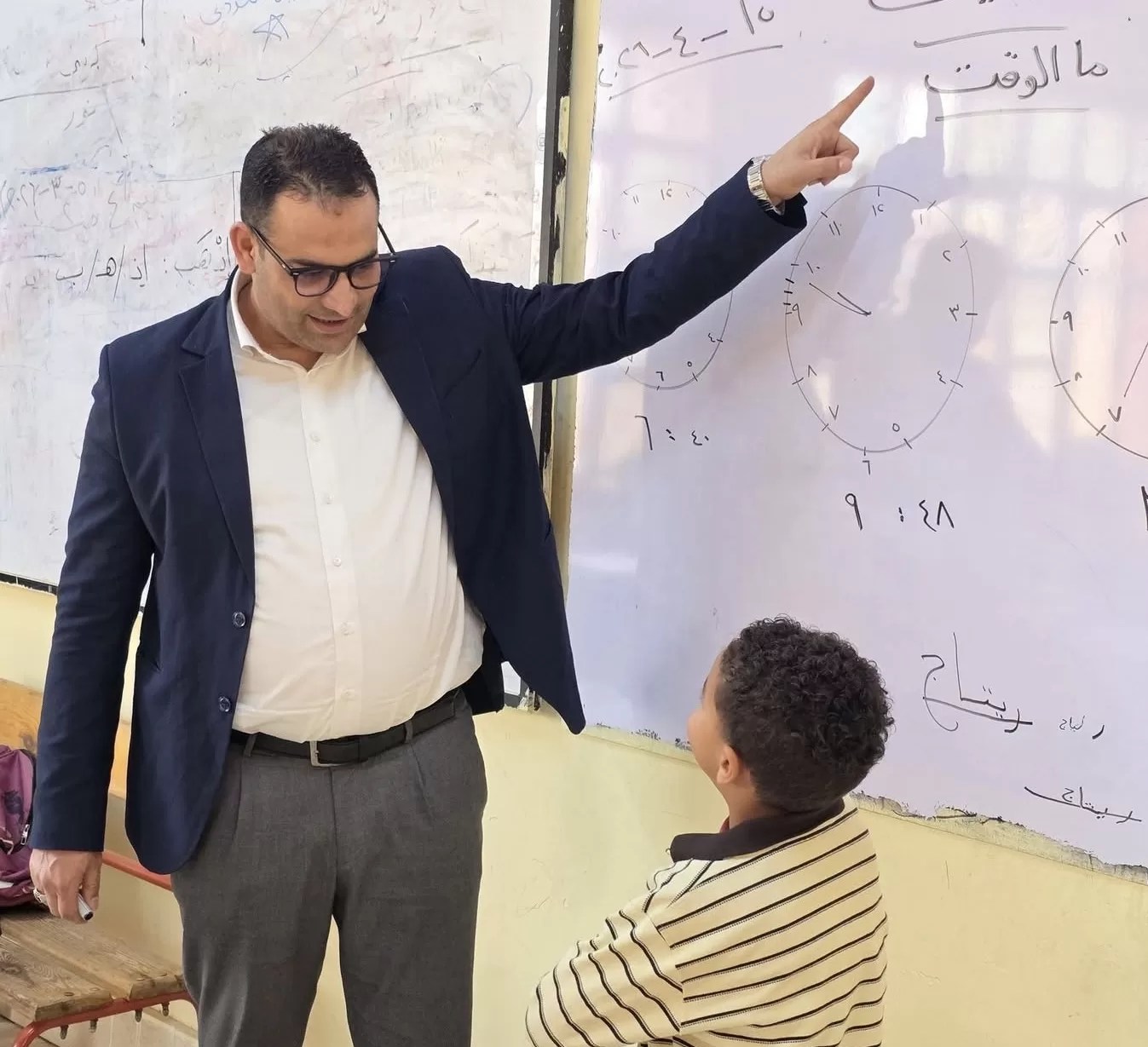 تقييم ميداني.. مدير تعليم الشروق يرصد مستوى الطلاب وأداء المعلمين بمدرسة طبري الشروق