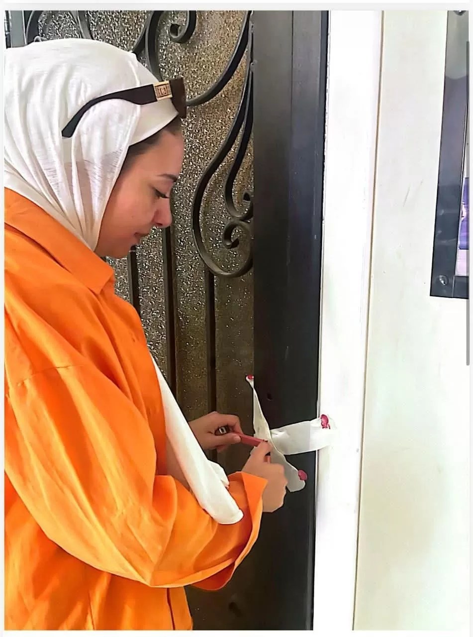 حاصل علي &ldquo;دبلوم زخرفة&rdquo; ويدير عيادة تجميل و ليزر