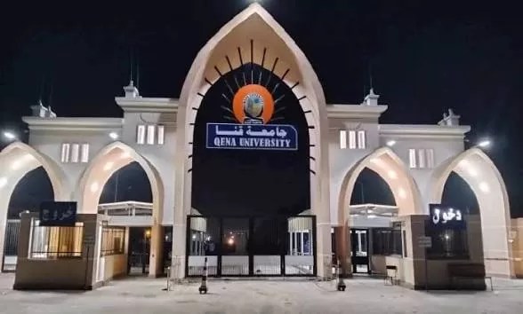 &ldquo;مورد&rdquo; بدرجة بلطجي.. احتجزته قوات الأمن بعد محاولته دخول جامعة قنا بالقوة وتعطيل البوابات
