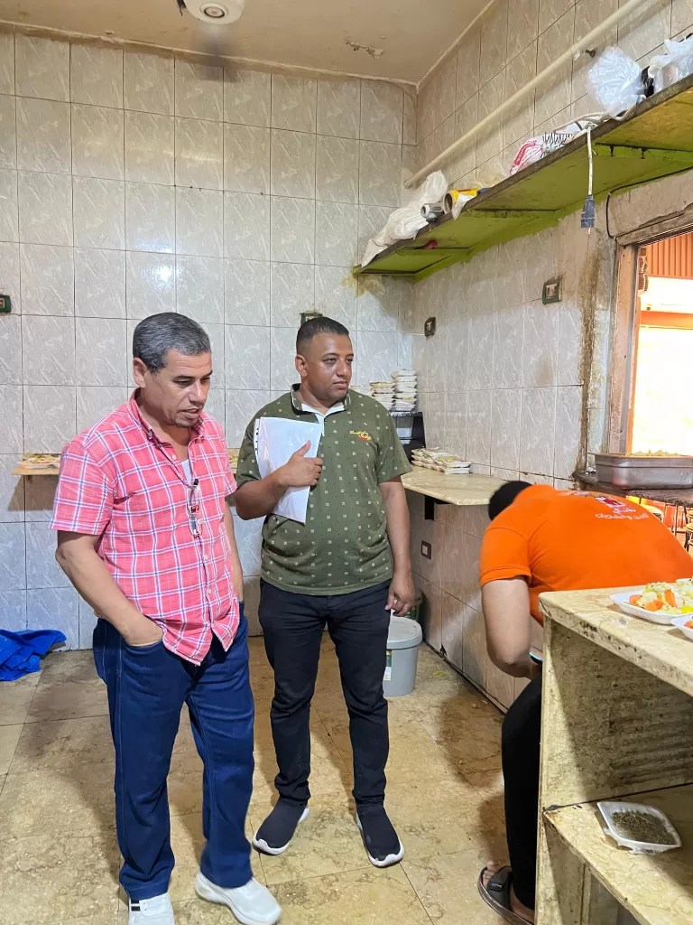 حملة رقابية مكثفة بسفاجا تضبط مخالفات غذائية وتوصي بغلق 3 منشآت غير مرخصة