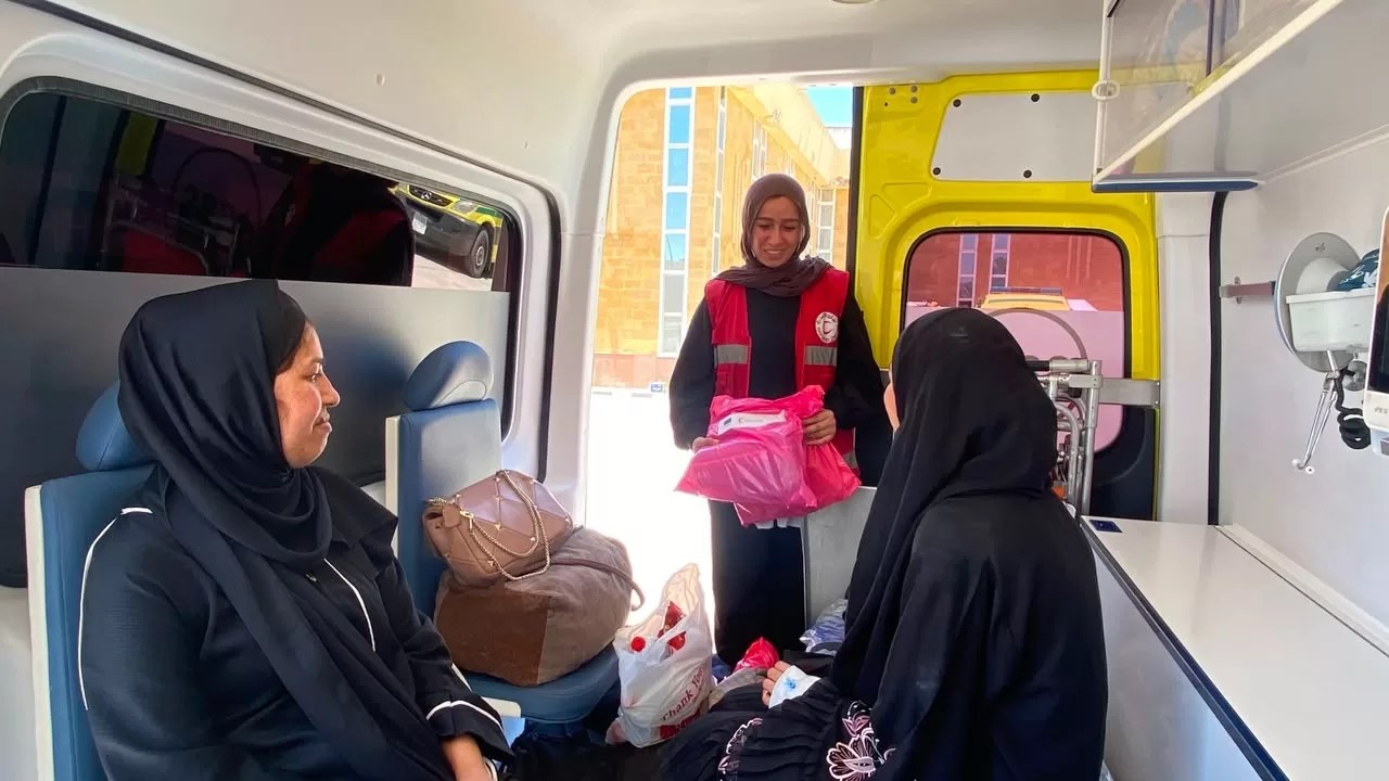 الهلال الأحمر يقدم خدماته المتكاملة للدفعة 64 من المصابين الفلسطينيين الهلال الأحمر يقدم خدماته المتكاملة للدفعة 64 من المصابين الفلسطينيين