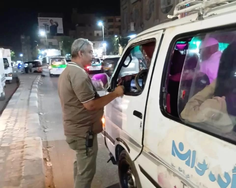 محافظ أسوان يشدد على تكثيف حملات لجنة السيرفيس لإعادة الإنضباط وتوفير وسائل النقل للمواطنين .. وضبط 35 سيارة ميكروباص مخالفة لخطوط السير