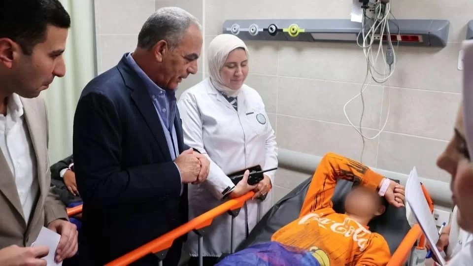 8 حالات تخرج من المستشفى.. محافظ الإسماعيلية يتابع مصابي حادث الدواويس