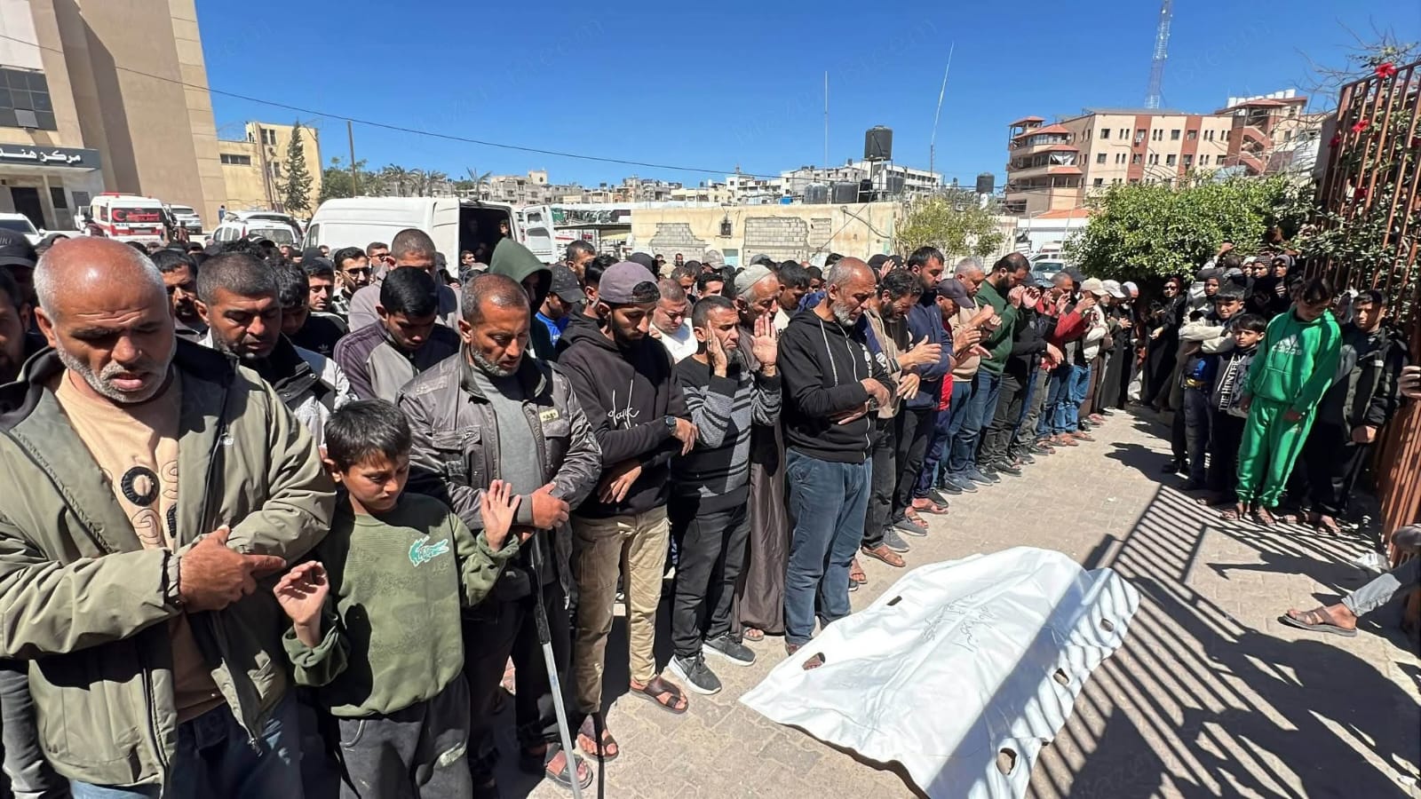 استشهاد فلسطيني متأثرا بإصابته في قصف صهيوني وسط غزة استشهاد فلسطيني متأثرا بإصابته في قصف صهيوني وسط غزة