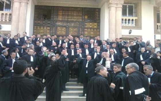 المحامون يتهمون الحكومة ب&nbsp;&raquo;الانقلاب&nbsp;&raquo; بعد تصويت لجنة برلمانية على تعديل قانون المحاماة ويعلنون التصعيد