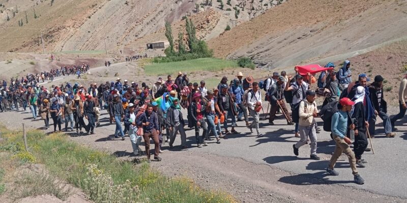 سكان أنفكو يخرجون للاحتجاج مطالبين بفك العزلة وتحسين الطرق