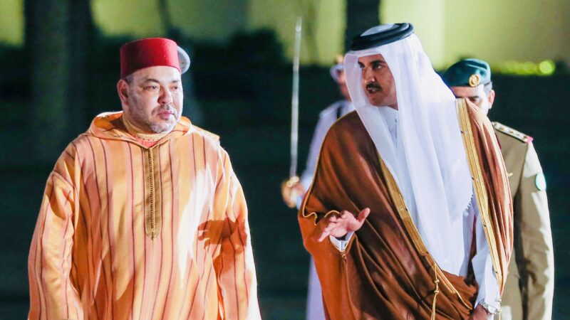 الملك يعزي أمير قطر في وفاة والده