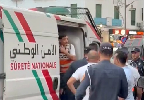 سلطات تطوان تمنع وقفة تضامنية مع فلسطين وتفرق تجمعا وسط المدينة سلطات تطوان تمنع وقفة تضامنية مع فلسطين وتفرق تجمعا وسط المدينة