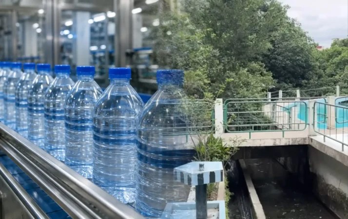 سكان بوعادل يحتجون ضد تعليب مياه المنابع ويحذرون من تهديد مورد عيشهم