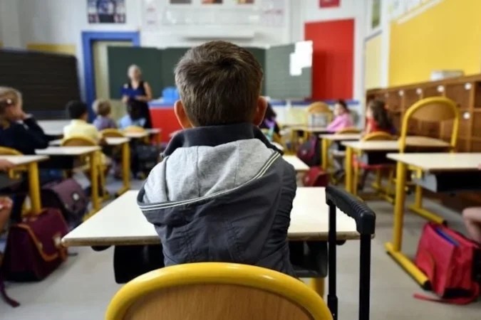 طفل له أبوان ذكران … كتاب في مدرسة للبعثة الفرنسية بالرباط يثير جدلا وسط أولياء الأطفال طفل له أبوان ذكران … كتاب في مدرسة للبعثة الفرنسية بالرباط يثير جدلا وسط أولياء الأطفال