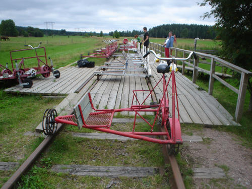 The show, which is intended to be humorous yet . Dressin pÃ¥ OtterbÃ¤cksbanan och Torvedsbanan juli 2005