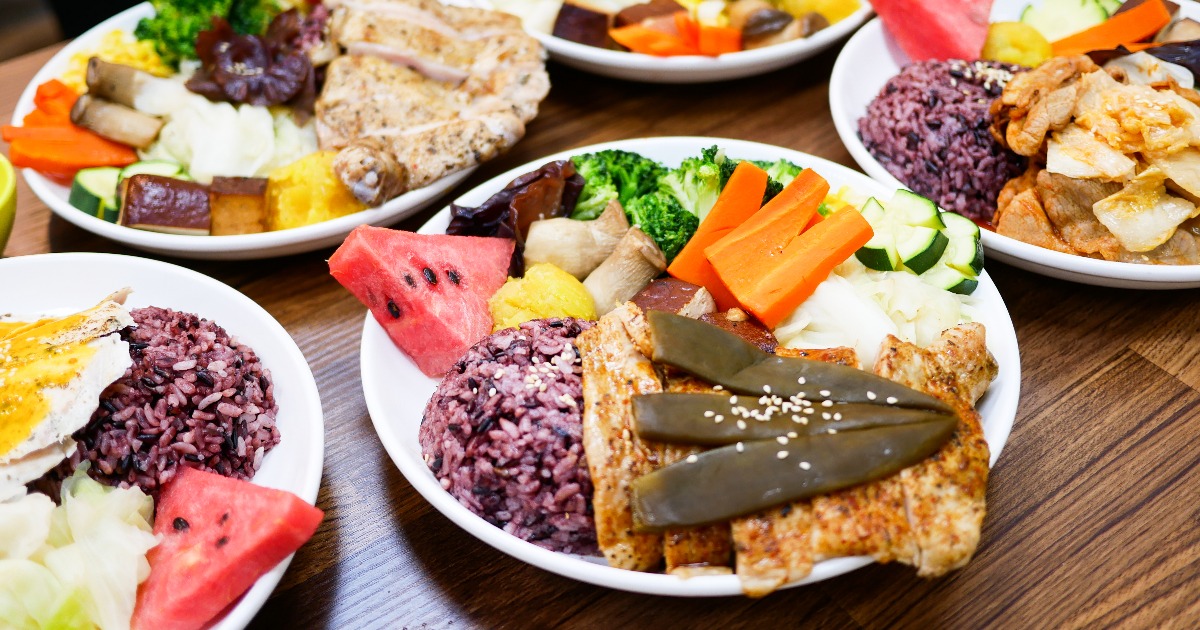 【台北美食】72度C舒肥健康餐。超浮誇高CP值百元舒肥餐！30種主菜口味吃不膩～搭配8~10種配菜就是好飽足