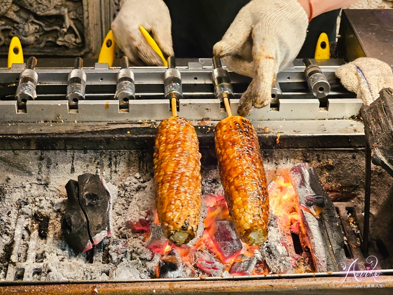 【台北美食】老士林蕭記碳烤玉米。士林夜市必吃！50年老字號烤玉米~鹹甜烤醬灑上白芝麻最對味