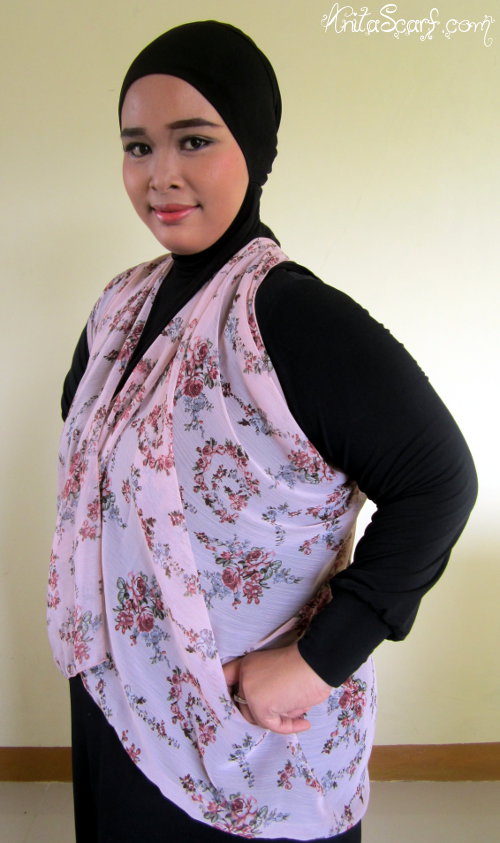 Pertama, pakai ciput terlebih dahulu. Cara Merangkai Rompi Menggunakan Pashmina | Tutorial