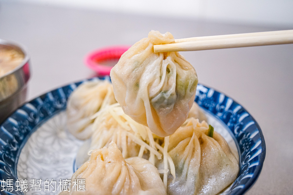 莊手工鮮肉湯包 | 彰化市小吃，不起眼鐵皮屋裡爆湯手工湯包。