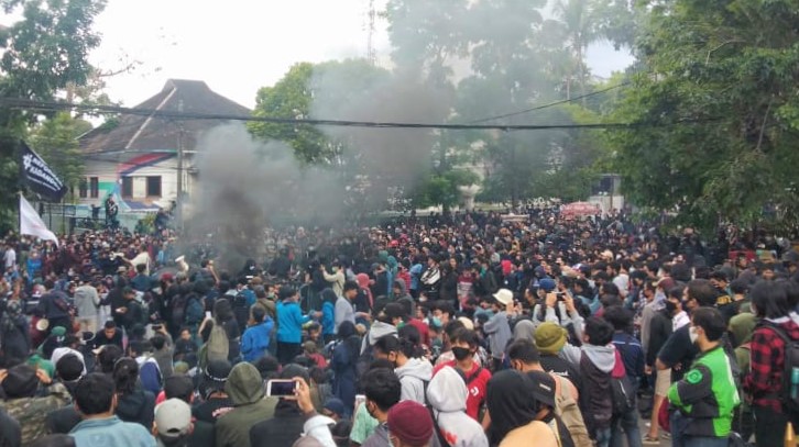 Buruh dan Mahasiswa Tolak UU Cipta Kerja