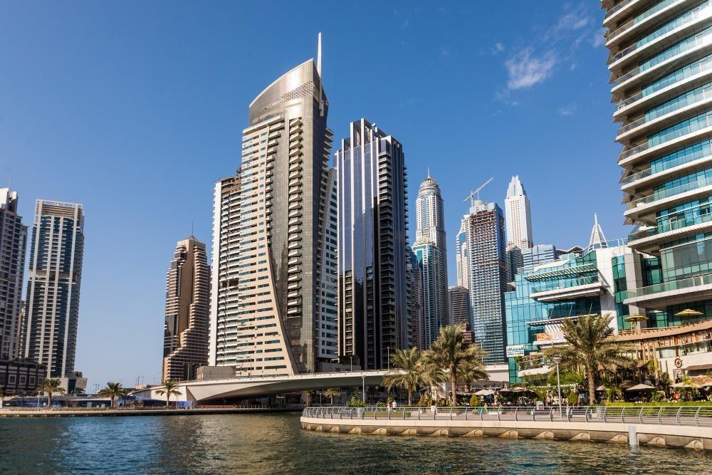 العيش قرب البحر أم داخل الأحياء الهادئة؟ مقارنة بين خيارات شراء الفلل في جدة
