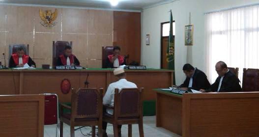 Presumtio Of innocent. Sekalipun seseorang telah dinyatakan sebagai  terdakwa, selama belum adanya putusan pengadilan yang berkekuatan hukum  tetap, maka janganlah menghakimi seseorang sebagai pelaku kejahatan, karena  sejatinya yang diadili di pengadilan …
