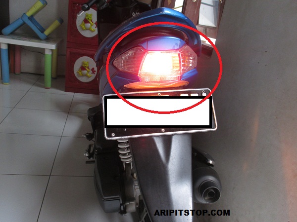 Mengganti switch rem bukan satu satunya solusi karena ada cara yang lebih murah dan mudah, bahkan nyaris tanpa modal, penasaran bagaimana . Kenapa Lampu Rem Nyala Terus Bikin Aki Cepat Soak Bahaya Buat Motor Injeksi Aripitstop