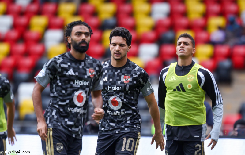 الأهلي يحتفظ بعاشور وبقرار يهاجم وحيدا