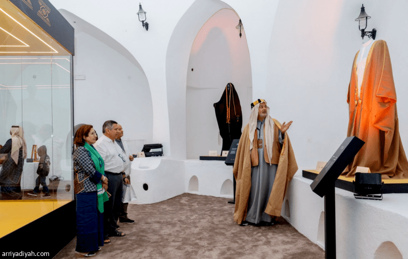 &laquo;البشت الحساوي&raquo; يجذب السيّاح الدوليين