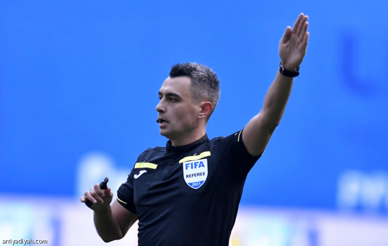 من هو فيسنيك حكم مواجهة الهلال والفتح؟
