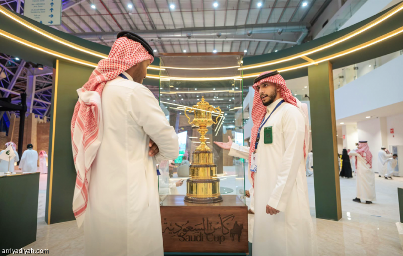 أغلى كؤوس العالم في معرض الصقور والصيد