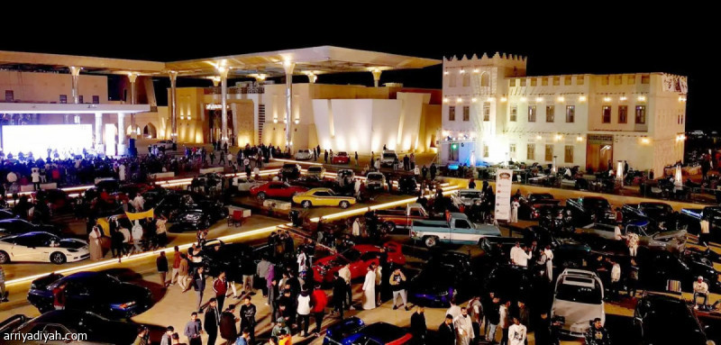 52 ألفا يقفون على معرض السيارات المعدلة