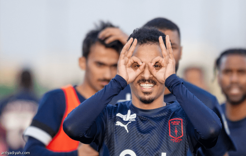 أبها يجدد إعارة الدعجاني