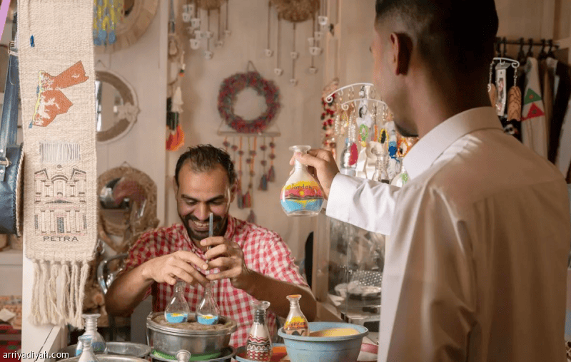 يزن.. 15 عاما مع فن الرسم بالرمل الملون