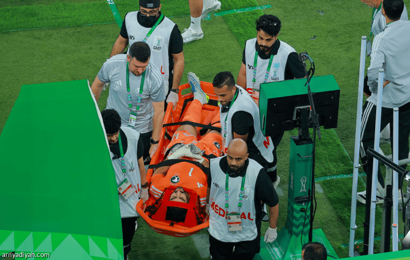 العقيدي يفحص المرفق في بريطانيا