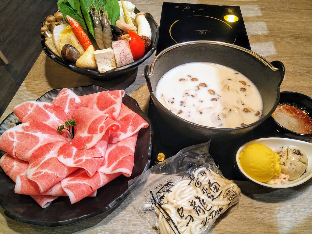 彰化火鍋【築間幸福鍋物彰化華山店】鮮菇奶香湯底，搭配豬肉主餐風味還不錯