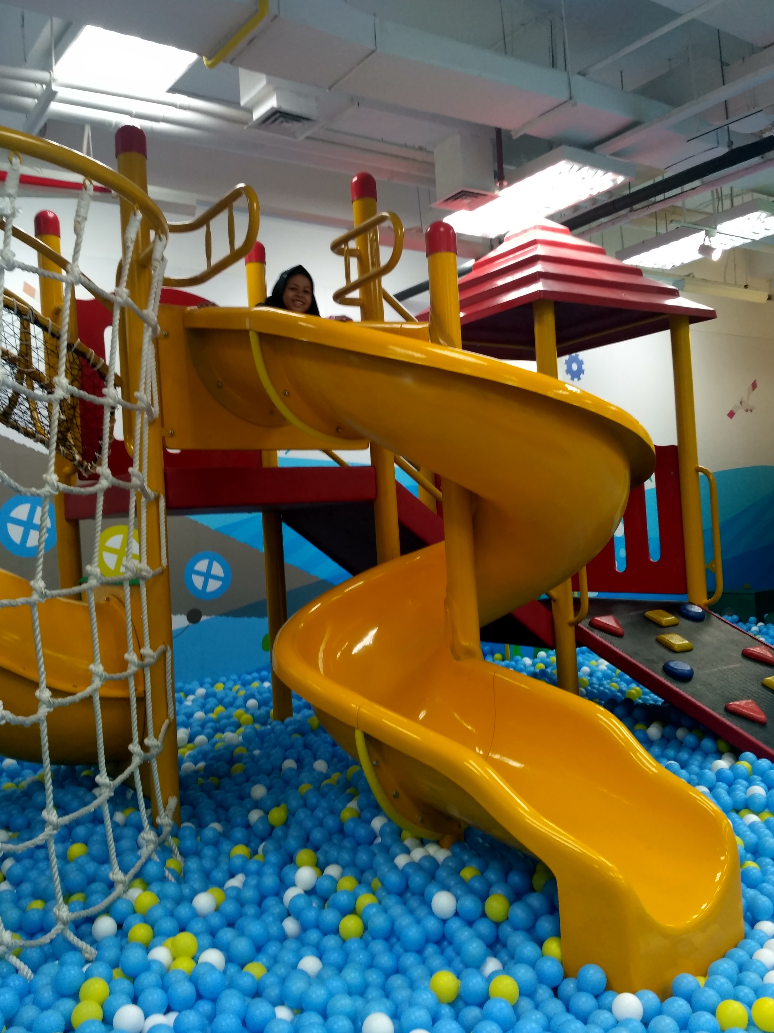 Kidzoona, by inviting 3000 children to play for free as a forum to . Bandung Asambackpacker01 WordPress Com Laman 6