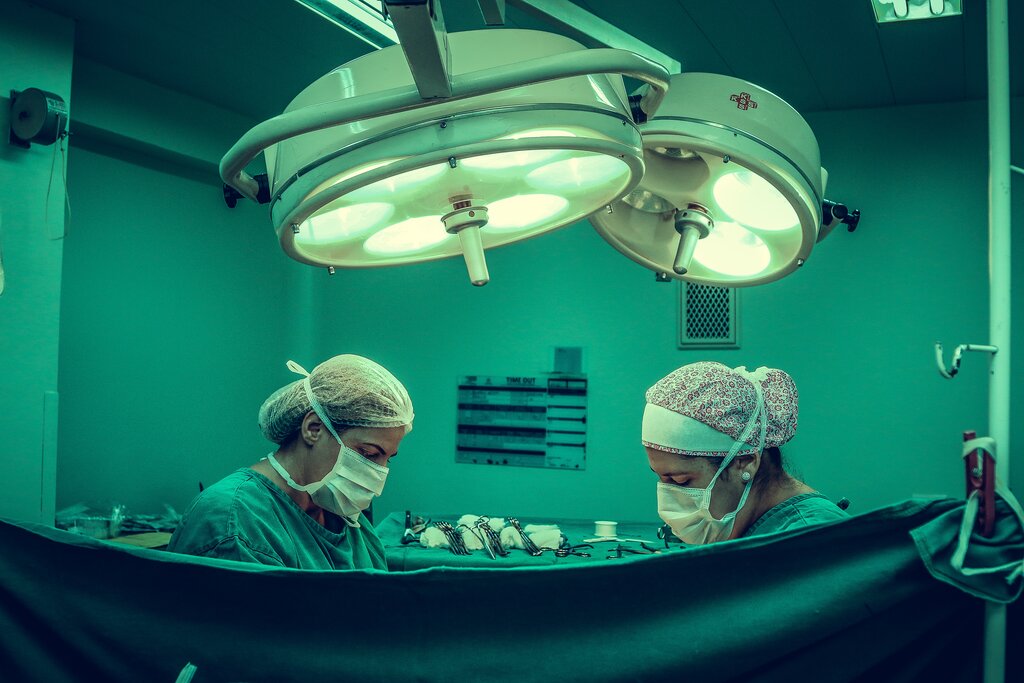 Doctors performing surgery: surgical complications, malpractice, and what you need to know.